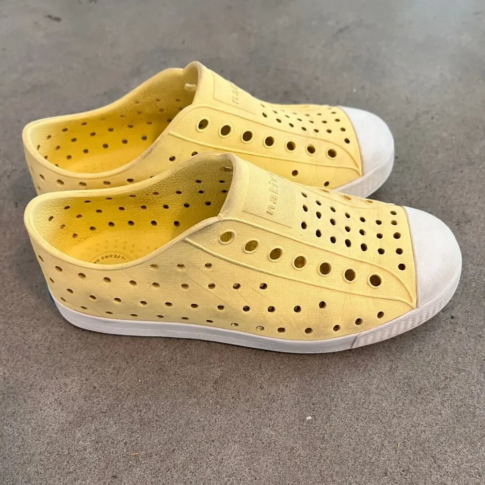 Native Jefferson Yellow slip on water shoes casual gender neutral youth size 1